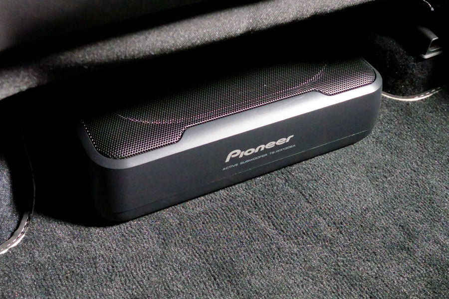 Pioneer TS-WX130EA mélynyomó beépítve az utastér padlóján