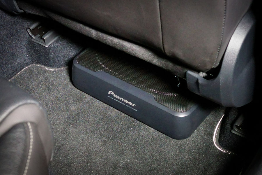 Pioneer TS-WX130EA mélynyomó autóülés alá beépítve