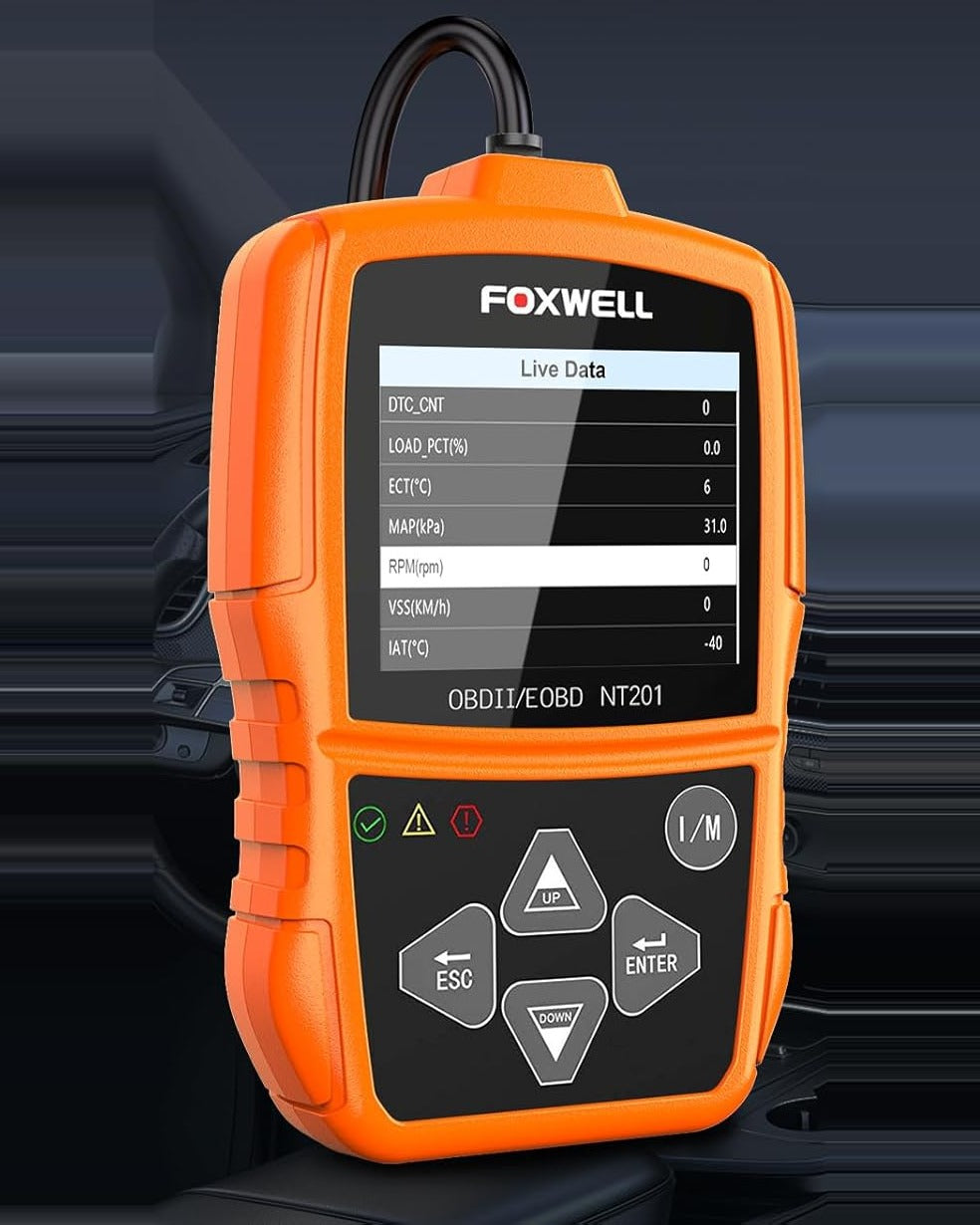 FOXWELL NT201 kijelzője élő adatokkal (Live Data: fordulatszám, hűtővíz-hőmérséklet, MAP) autó belterében