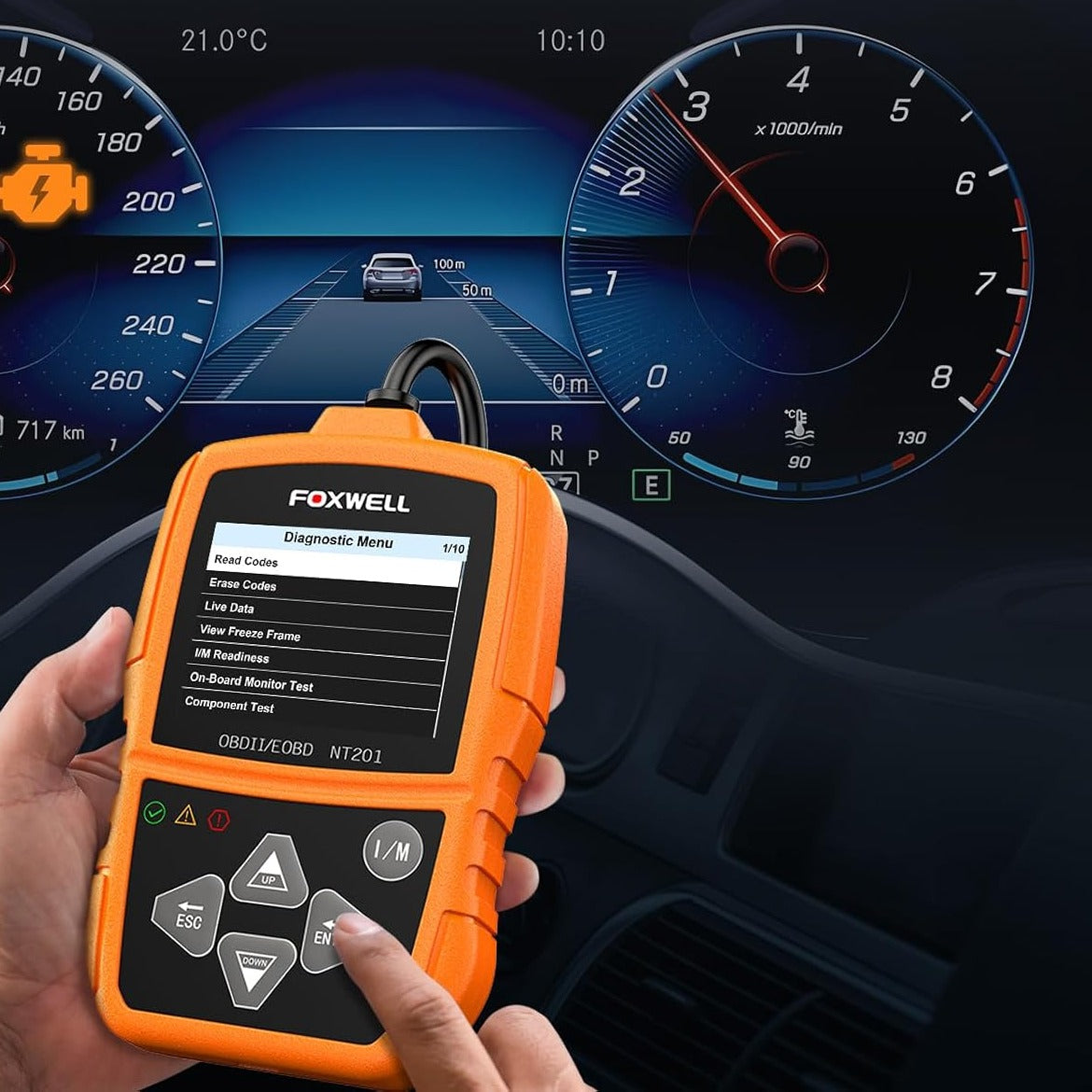 FOXWELL NT201 kézben tartva a műszerfal előtt, diagnosztikai menü a kijelzőn (Read Codes, Erase Codes, Live Data)