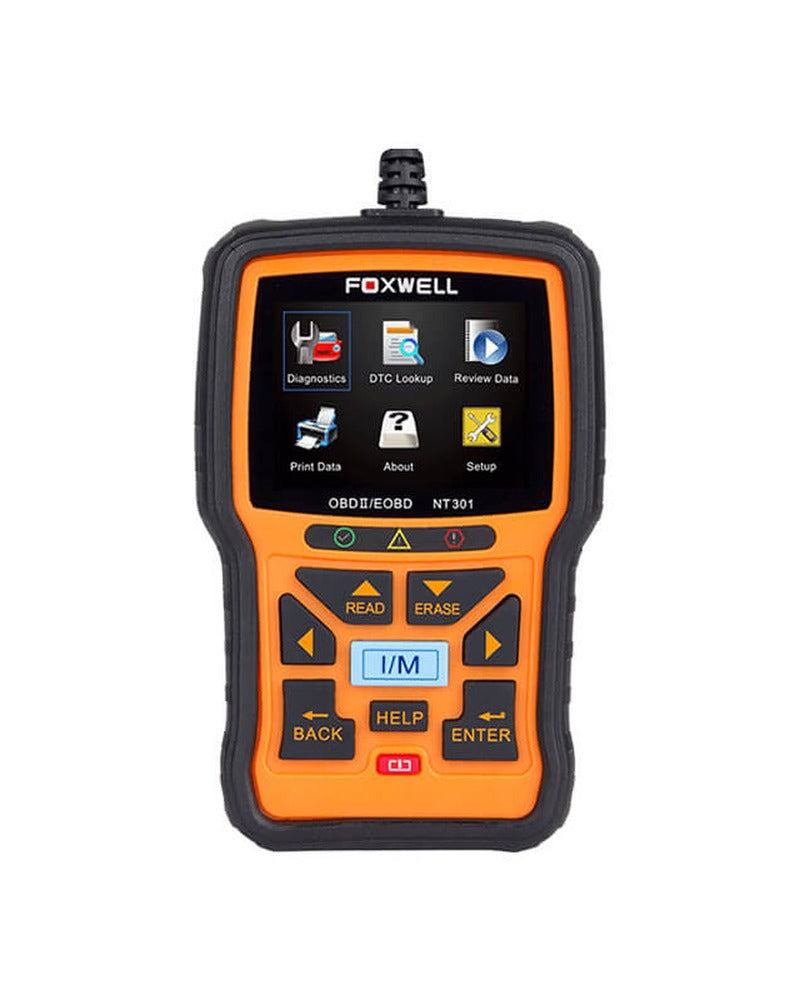 FOXWELL NT301 OBD2 hibakódolvasó elölnézetből, 2,8 hüvelykes színes TFT kijelzővel és I/M gyorsgombbal, fehér háttéren