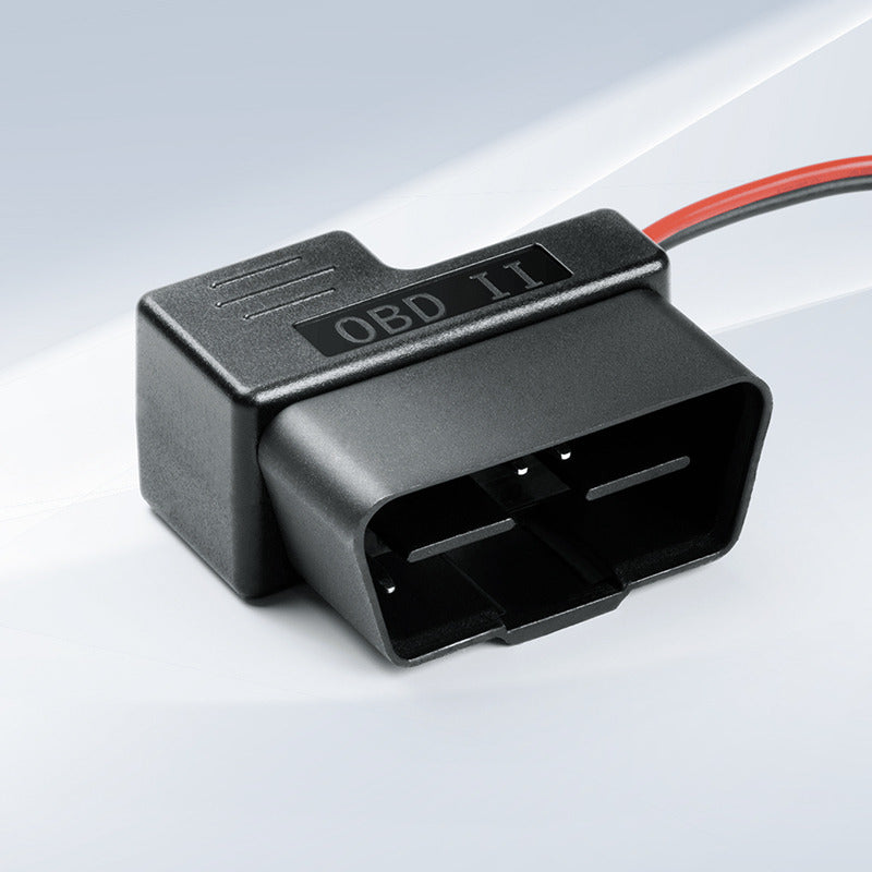 70mai OBD-II Hardwire Kit OBD-II csatlakozódugója közelről, 16 tűs érintkezőkkel és piros-fekete vezetékkel