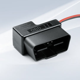70mai OBD-II Hardwire Kit OBD-II csatlakozódugója közelről, 16 tűs érintkezőkkel és piros-fekete vezetékkel