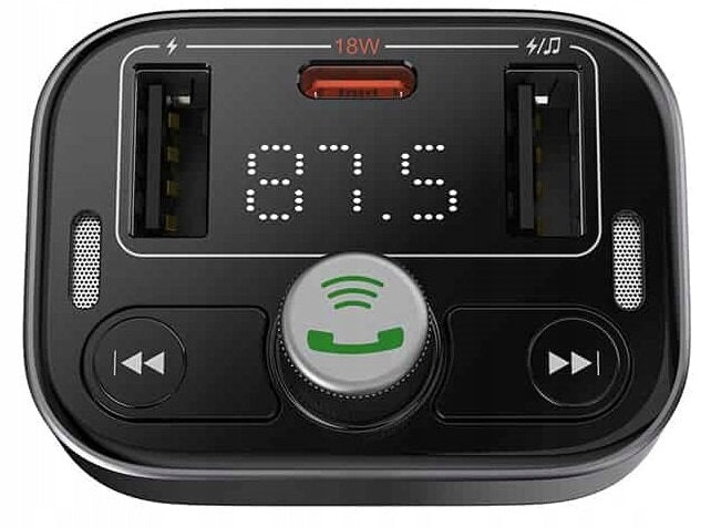 Baseus S-09 Pro FM transzmitter kijelzője a beállított frekvenciával