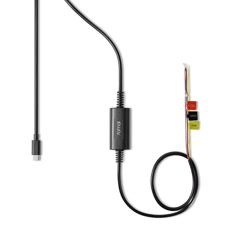 70mai UP03 hardwire kit termékfotó felülről: Type-C dugó, fekete átalakító modul és a három címkézett bekötővezeték (VCC+, GND-, ACC)